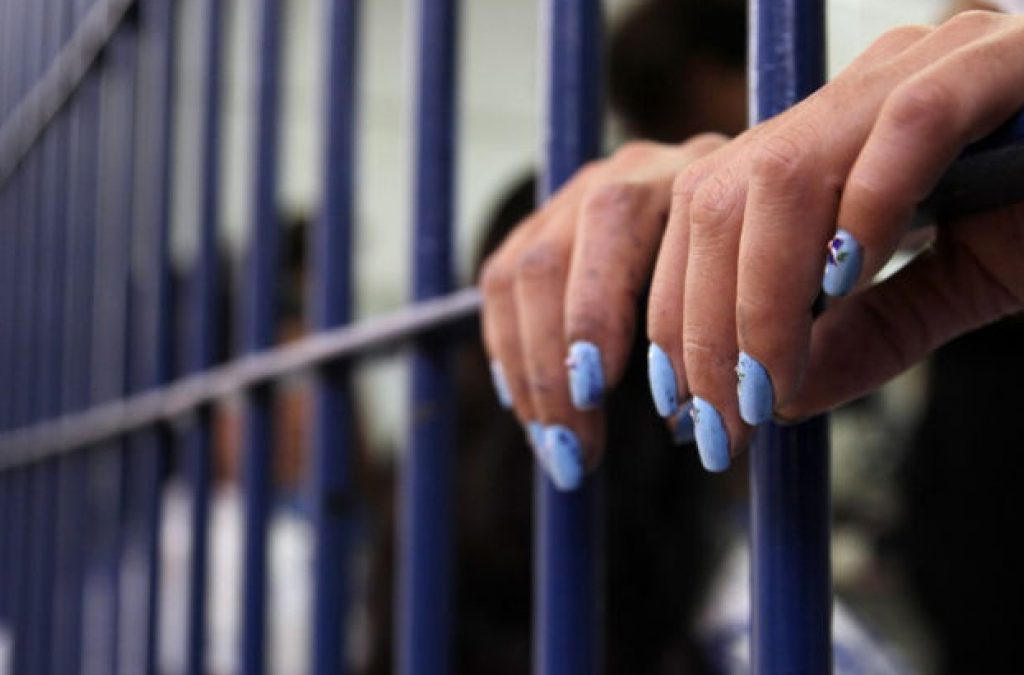 Piden mejores condiciones para la detención de mujeres