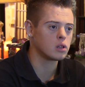 Ordenan extender título a joven con síndrome de down