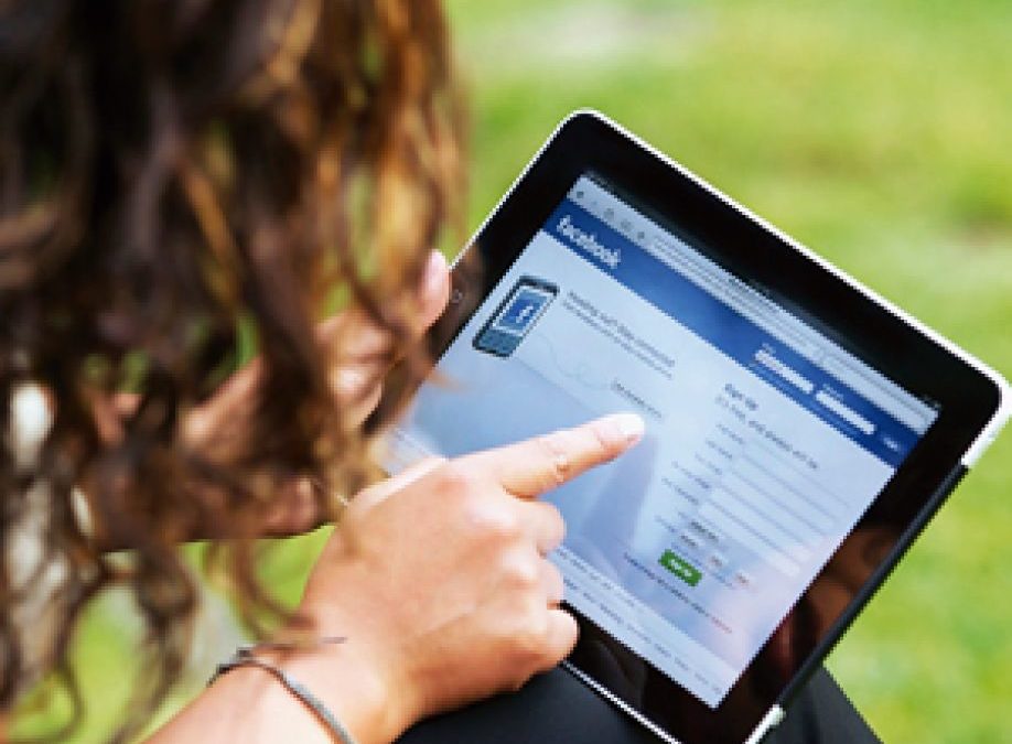 La Corte determinó que espiar Facebook es un delito con pena de prisión