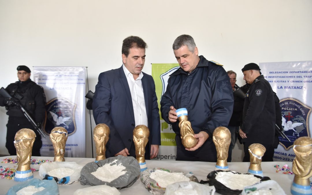 Trafican droga en trofeos de la copa del mundo