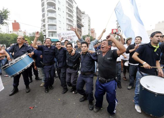 Fallo: más de 50 policías "inhabilitados" por la "huelga" de 2013