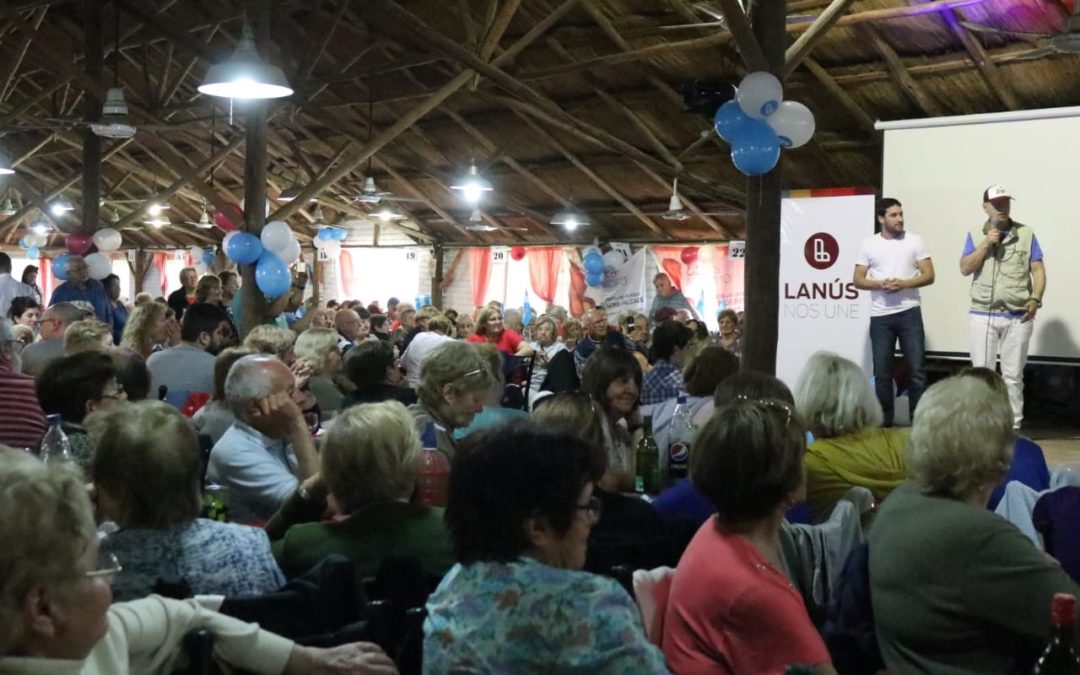 Lanús: Grindetti almorzó con cientos de jubilados