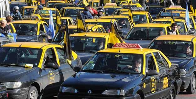 Los taxis porteños cambian para parecerse a Uber