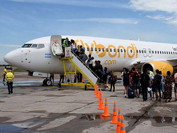 Flybondi tendrá que indemnizar a una mujer por no reprogramarle su vuelo