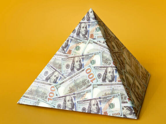 Otra empresa cripto acusada de estafas piramidales