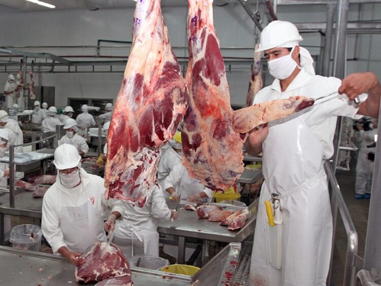 Condenan a ART por negar incapacidad a un trabajador que cargó cortes de carne por 30 años