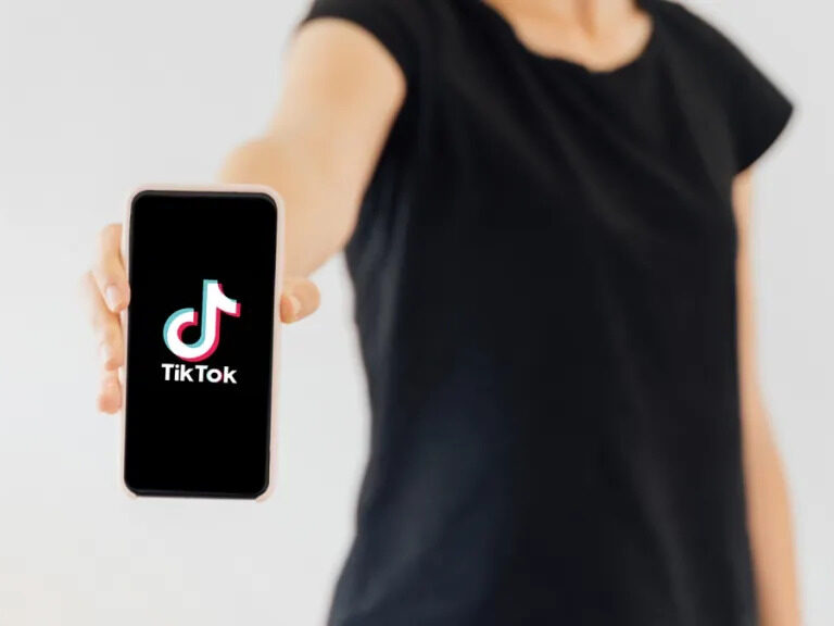 Domar el algoritmo: Desafíos para la salud mental y privacidad en TikTok