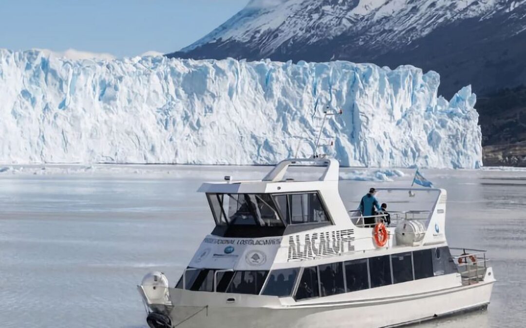 Contaminación ambiental: la Justicia suspendió la navegación de un buque turístico al detectar presencia de hidrocarburos en Lago Argentino