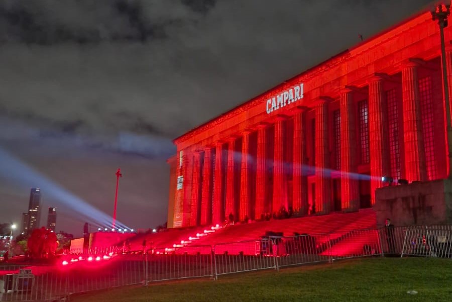 La Facultad de Derecho en medio de una polémica por ceder su edificio a una campaña publicitaria de Campari