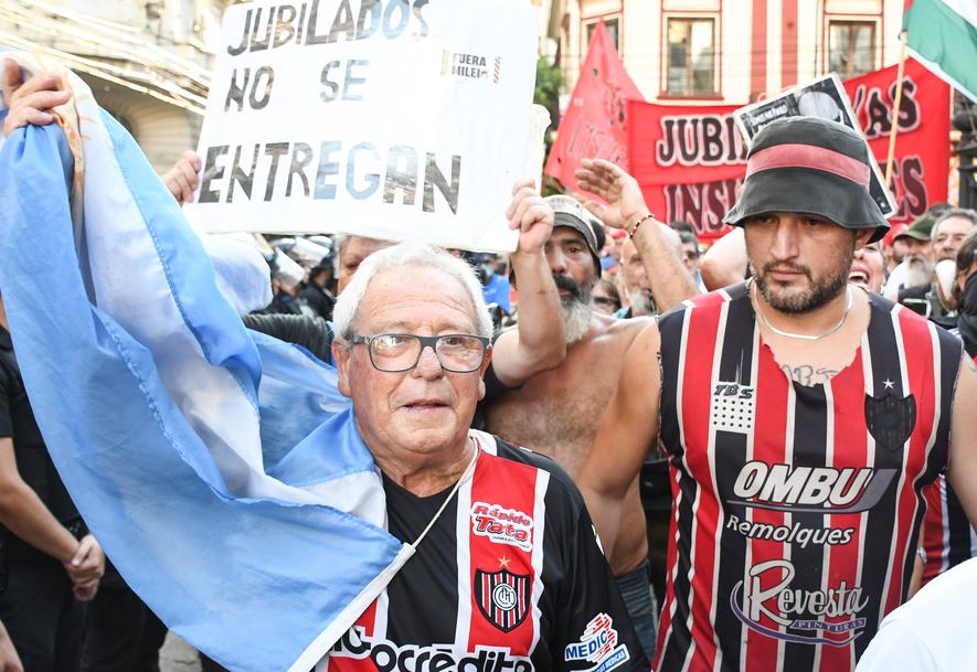 Marcha por los jubilados | El Gobierno endureció el "derecho de admisión" a los hinchas que asistan