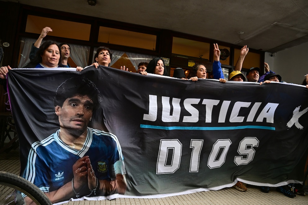 Juicio por la muerte de Maradona | "Así dejaron que muriera": la dura fotografía que mostro el fiscal que apuntó al equipo médico