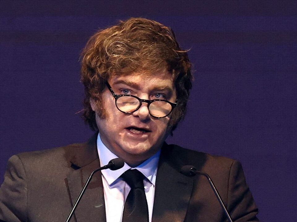 Javier Milei endurece la política migratoria: deportaciones exprés, aranceles y restricciones para obtener la residencia