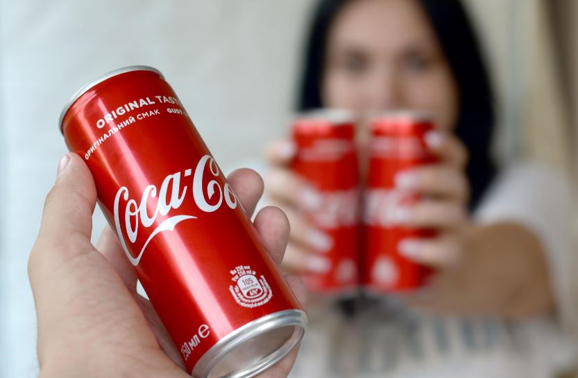 Un exjugador de la NFL demandó a su exesposa por decir que se separaron por el tamaño de su pene: "Medía tres latas de Coca-Cola"