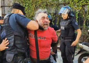 Ley de Glaciares | Detuvieron a activistas de Greenpeace y a un camarógrafo: "Senadores, no se caguen en el agua"