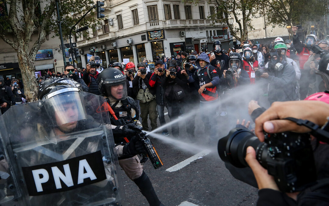 Corresponsales extranjeros cuestionaron directrices del Gobierno de Javier Milei que trasladan la seguridad de la prensa a los periodistas
