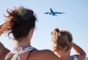 FALLO INÉDITO | Un juzgado de Familia autorizó a una niña a viajar al exterior con su madre sin el permiso del padre, quien la había abandonado