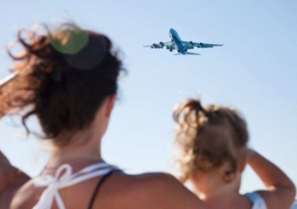 FALLO INÉDITO | Un juzgado de Familia autorizó a una niña a viajar al exterior con su madre sin el permiso del padre, quien la había abandonado