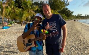 Adorni no para | Ahora la Justicia confirmó que pagó 8874 dólares en efectivo para hospedarse en Aruba