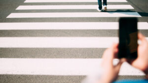 Fallo ejemplar | Ordenaron a un banco a devolver el dinero a un cliente luego de que le robaran el celular y le vaciaran las cuentas que tenía en la app oficial