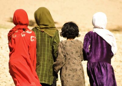 Los talibanes legalizaron que niñas puedan casarse desde el inicio de la pubertad y su silencio se interpreta como "consentimiento"