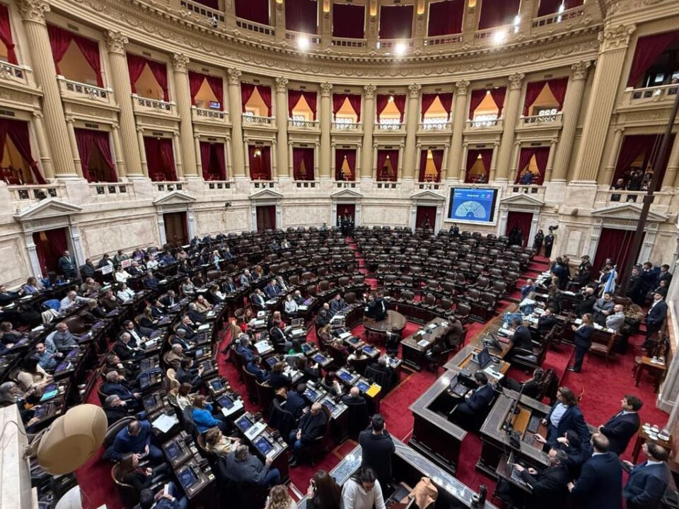 Sin quórum y con respaldo de aliados, el oficialismo frenó la sesión en Diputados para interpelar a Manuel Adorni