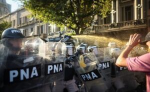 La Justicia revisará las condenas a manifestantes por "atentado a la autoridad" durante las protestas contra la Ley Ómnibus de Milei en 2024