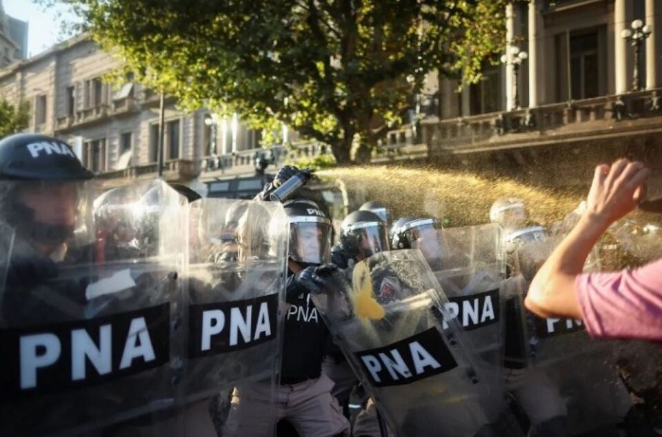 La Justicia revisará las condenas a manifestantes por "atentado a la autoridad" durante las protestas contra la Ley Ómnibus de Milei en 2024