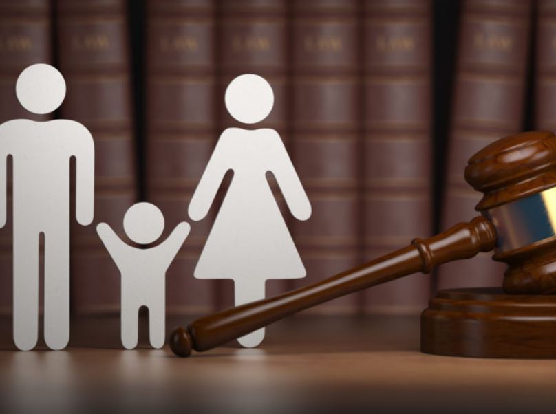 Una mujer de 54 años logró una condena millonaria contra su padre de 83 por no reconocerla durante décadas