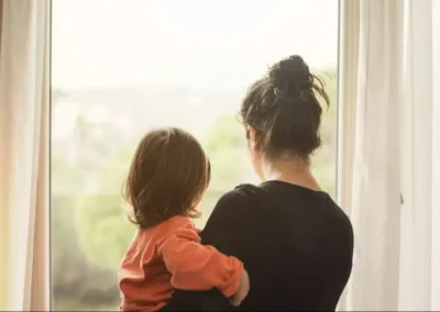Fallo clave tras una separación | Ordenaron indemnizar con $38 millones a una mujer por relegar su carrera para cuidar a su familia