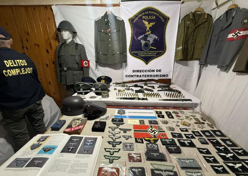 Detuvieron a un hombre que ofrecía objetos con simbología nazi por internet