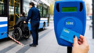 Eliminarán la obligación de mostrar el Certificado Único de Discapacidad en colectivos y trenes para viajar gratis