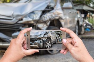 Fallo contra una aseguradora: deberá pagar por la destrucción total de un auto y sumar $6 millones por daño moral