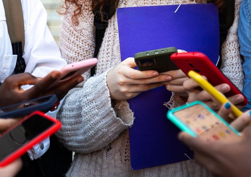 Francia aprobó la ley que prohíbe el acceso de menores de 15 años a las redes sociales